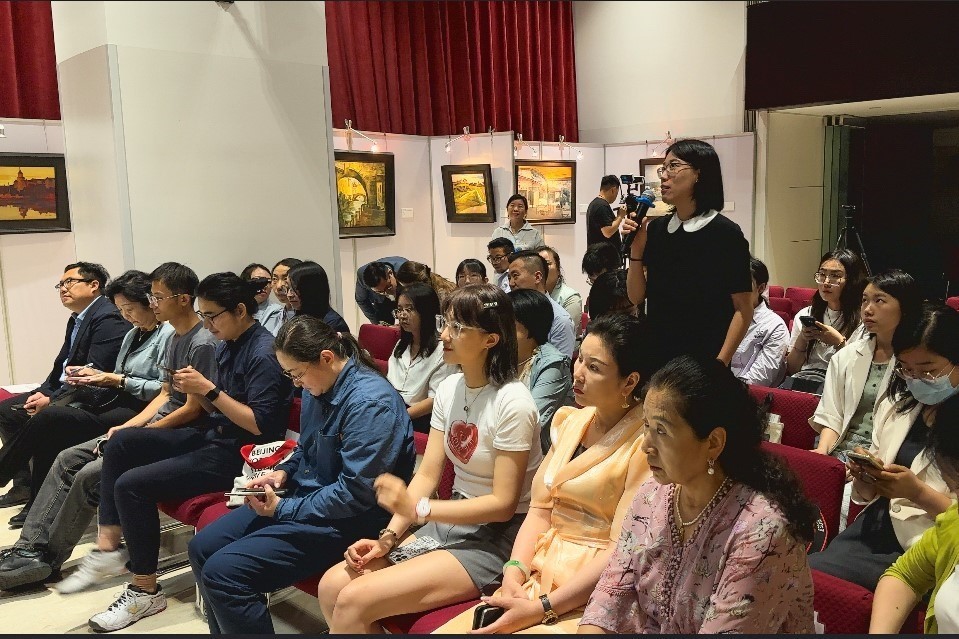 參會記者現(xiàn)場提問。