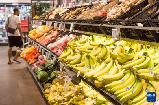 5月24日，顧客在德國(guó)柏林一家超市購(gòu)物。新華社記者 任鵬飛 攝