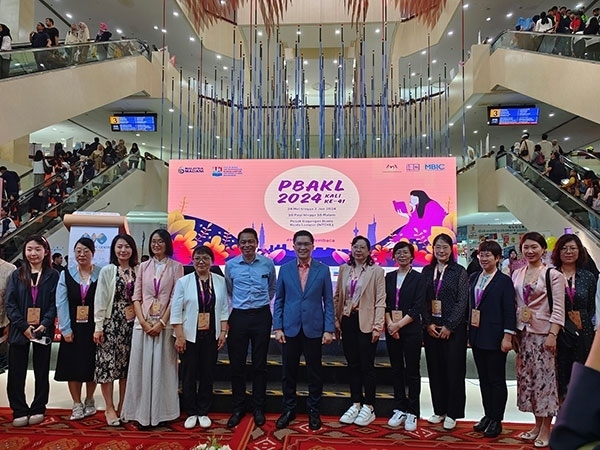 5月24日，在吉隆坡國際書展期間舉辦的中馬贈書儀式。中國圖書進出口（集團）有限公司供圖