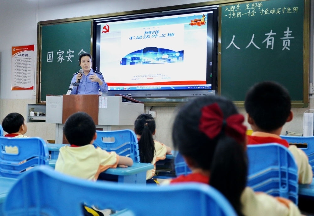2023年4月14日，在廣東省鶴山市沙坪街道第七小學，民警向學生們講解國家安全知識。新華社發(fā)（黃繼明 攝）
