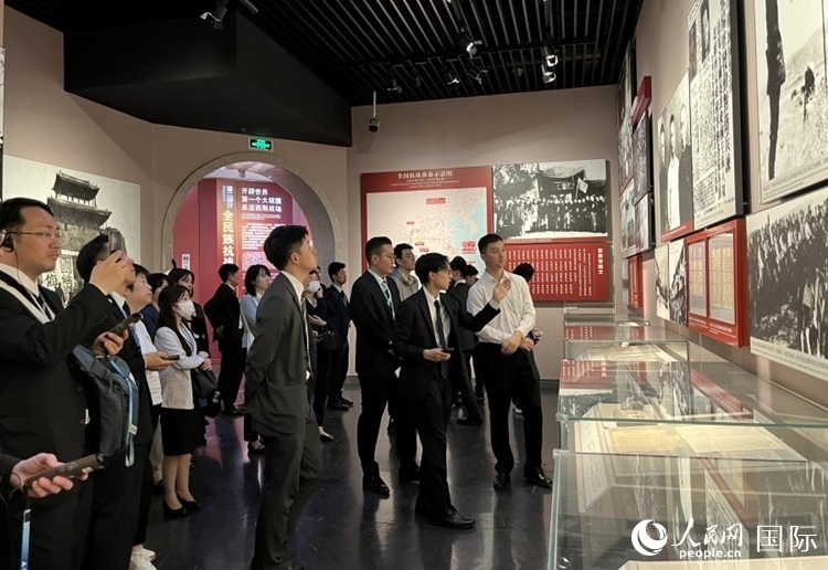 創(chuàng)價(jià)學(xué)會(huì)青年代表團(tuán)成員在中國(guó)人民抗日戰(zhàn)爭(zhēng)紀(jì)念館參觀。人民網(wǎng)記者 陳思攝