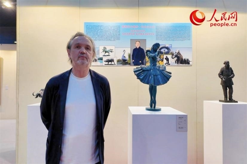 俄羅斯人民藝術(shù)家、俄羅斯美協(xié)主席安德烈·科瓦爾丘克正在接受人民網(wǎng)的采訪。人民網(wǎng)記者 劉微攝