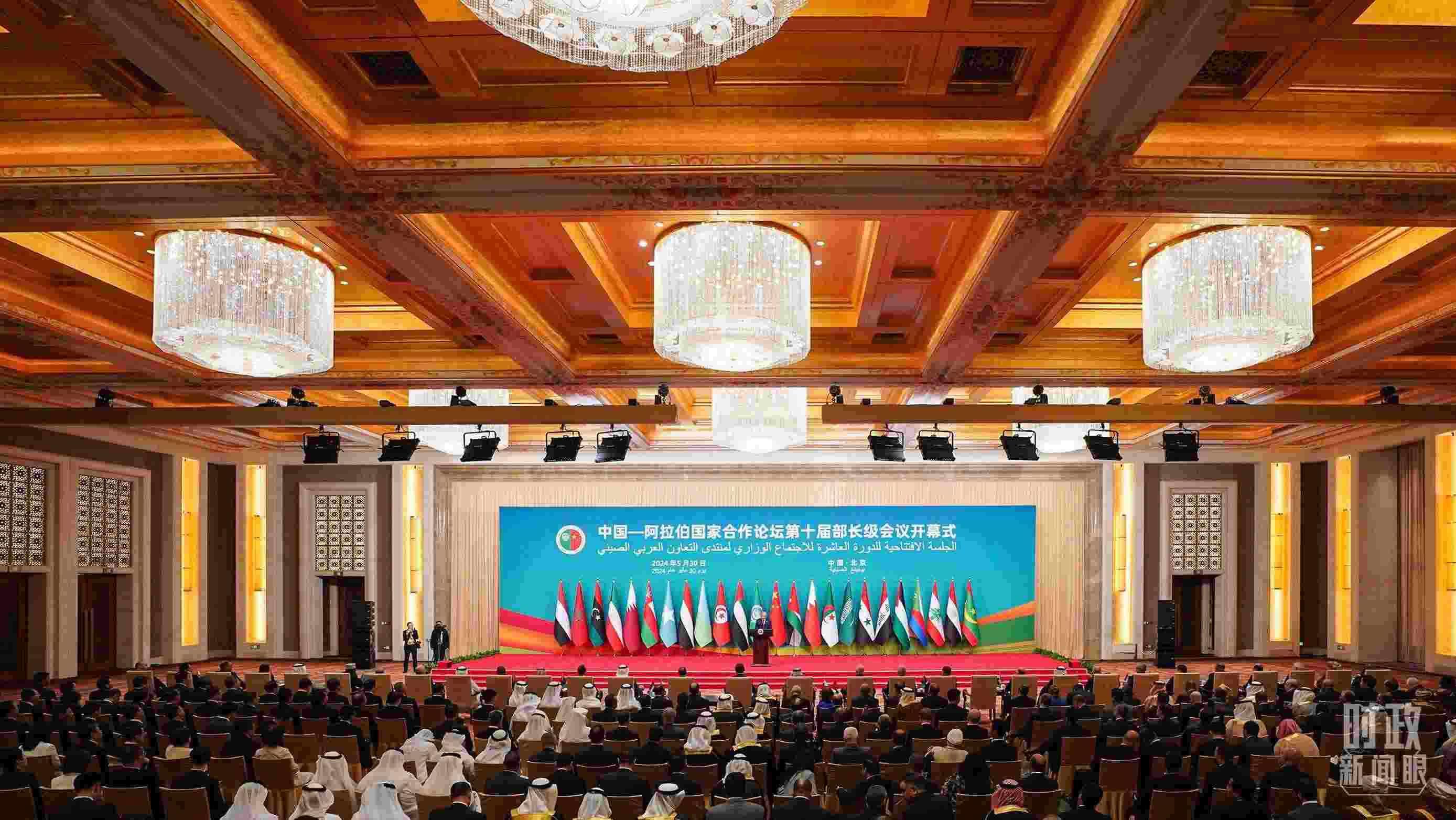 △5月30日開幕式現(xiàn)場，阿盟秘書長蓋特在致辭。（總臺(tái)國廣記者李晉拍攝）