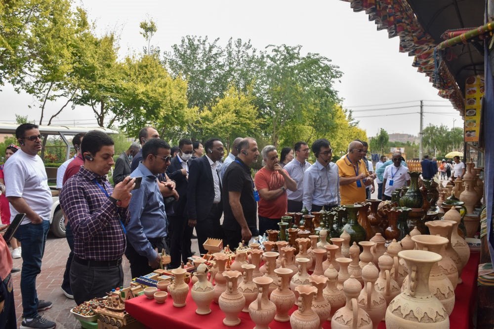 2023年5月31日，阿拉伯國家聯(lián)盟代表團一行在新疆喀什古城參觀訪問。新華社記者 高晗 攝