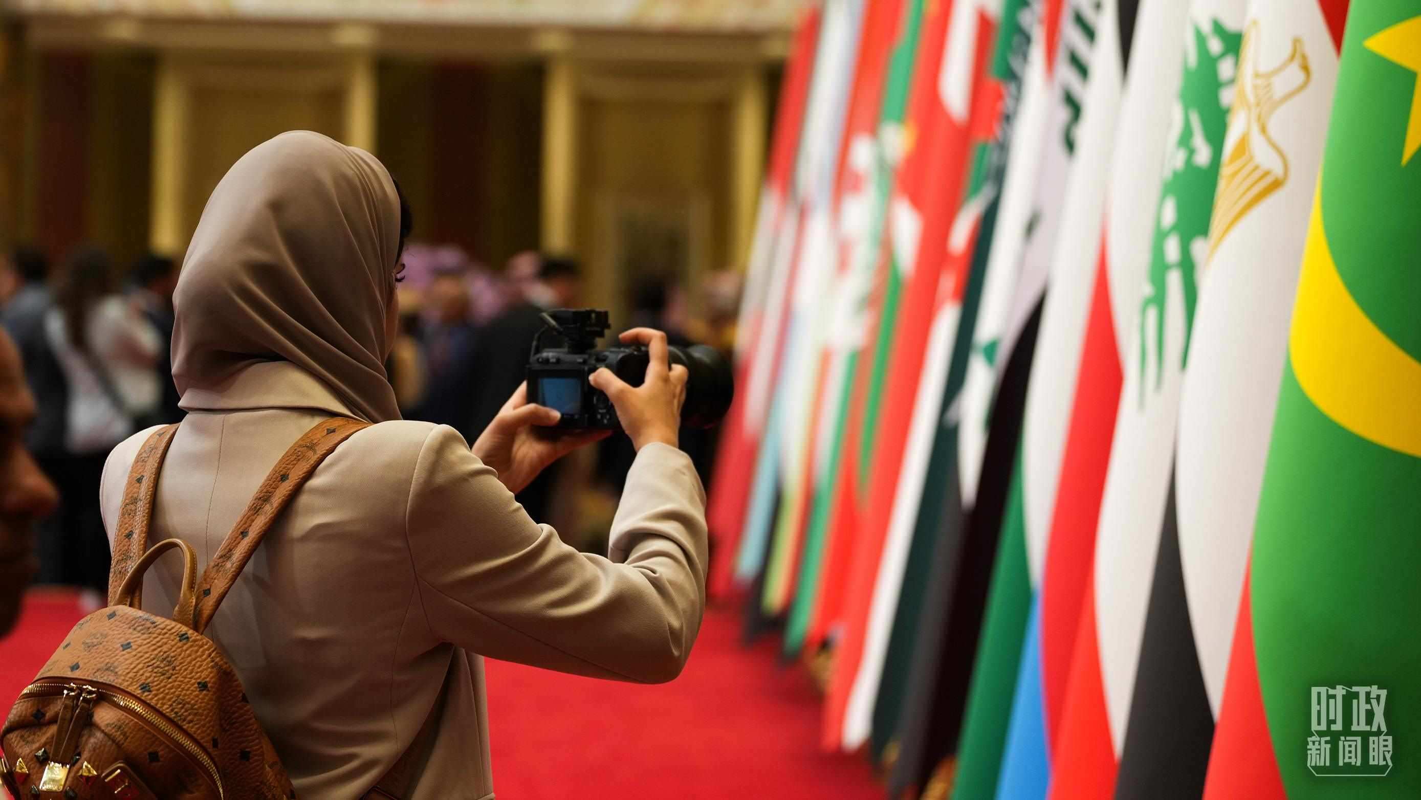 △外國媒體拍攝現(xiàn)場旗陣。（總臺(tái)國廣記者李晉拍攝）