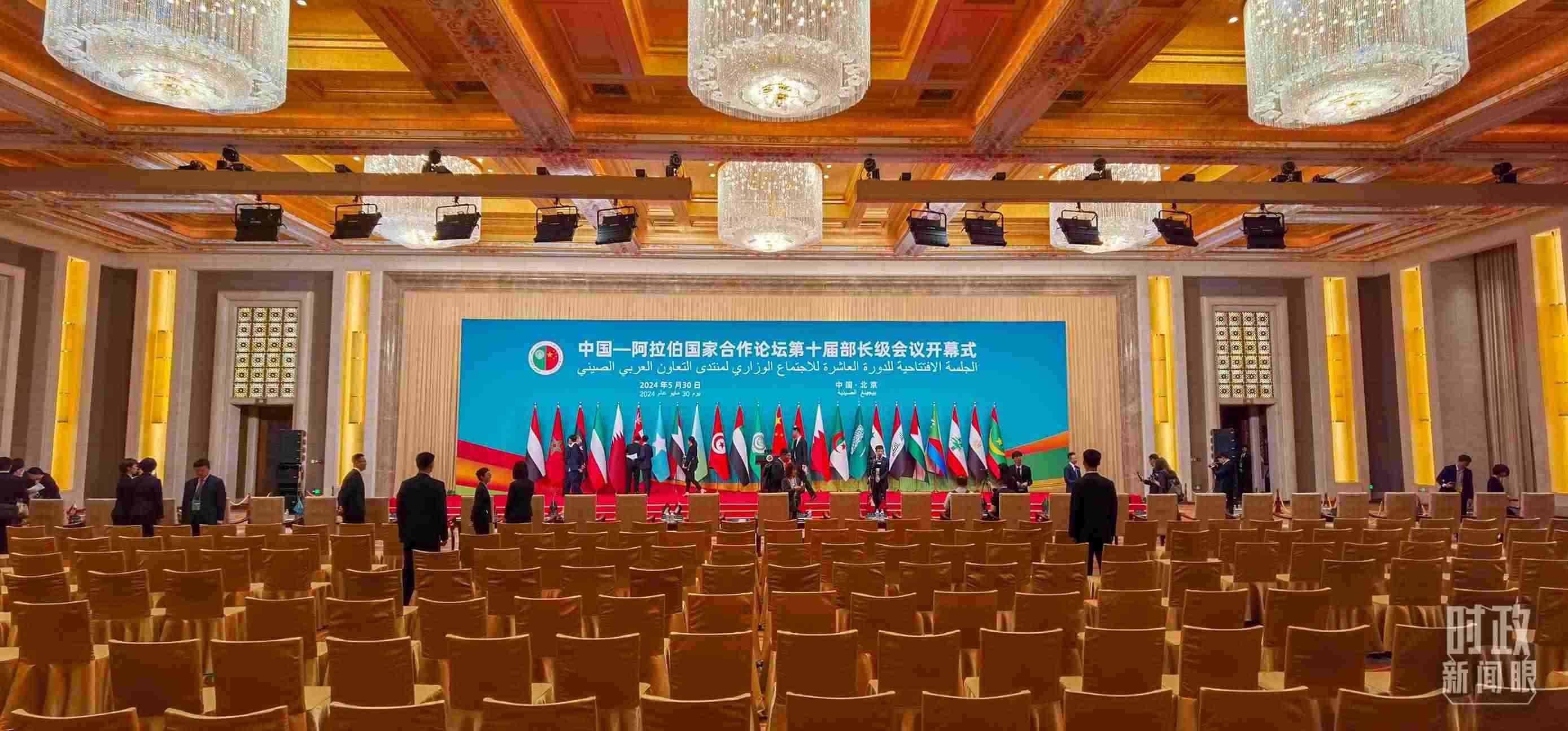 △會(huì)議開始前，現(xiàn)場正在進(jìn)行各項(xiàng)準(zhǔn)備工作。（總臺(tái)央視記者郭鴻拍攝）