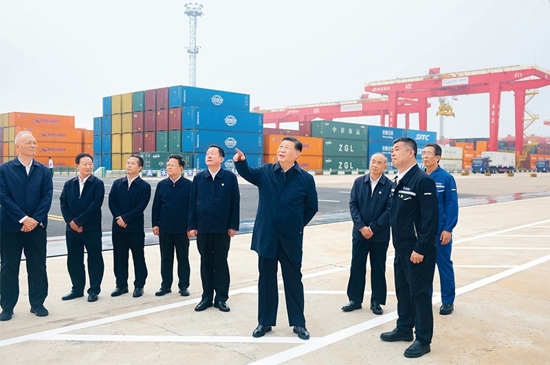 2024年5月22日至24日，中共中央總書記、國(guó)家主席、中央軍委主席習(xí)近平在山東考察。這是22日下午，習(xí)近平在日照港察看全自動(dòng)化集裝箱碼頭作業(yè)場(chǎng)景。 新華社記者 鞠鵬/攝