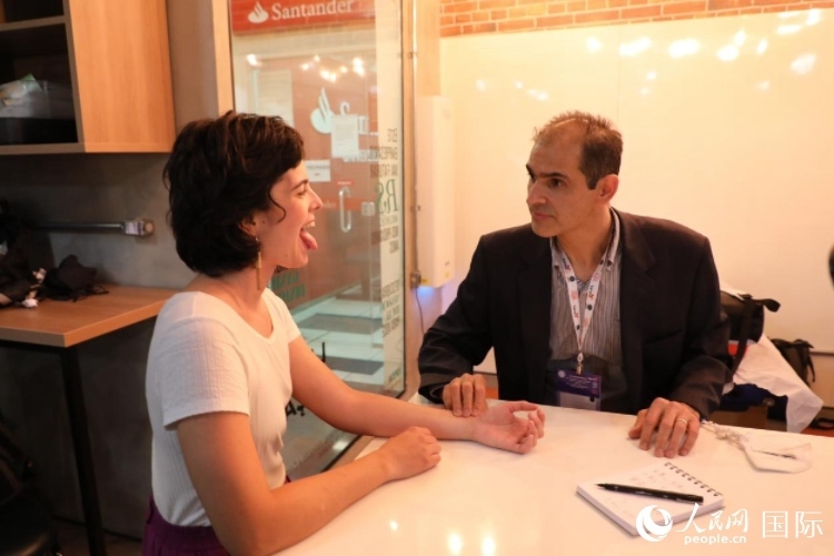 在巴西米納斯吉拉斯州首府貝洛奧里藏特開辦診所的中醫(yī)師保羅·貢扎爾韋斯，正在把脈并觀察舌苔。人民網(wǎng)記者 陳一鳴攝