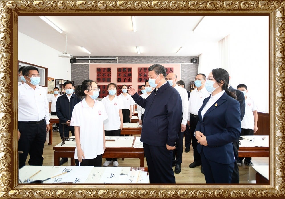 2021年9月13日至14日，習(xí)近平總書記在陜西省榆林市考察。14日上午，習(xí)近平在綏德實(shí)驗(yàn)中學(xué)考察時(shí)，同正在練習(xí)書法的學(xué)生親切交流。