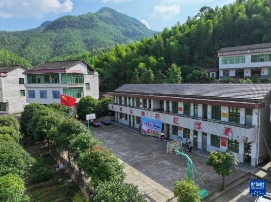 這是5月28日拍攝的湖南省衡陽市衡陽縣岣嶁鄉(xiāng)妙溪小學(xué)（無人機(jī)照片）。