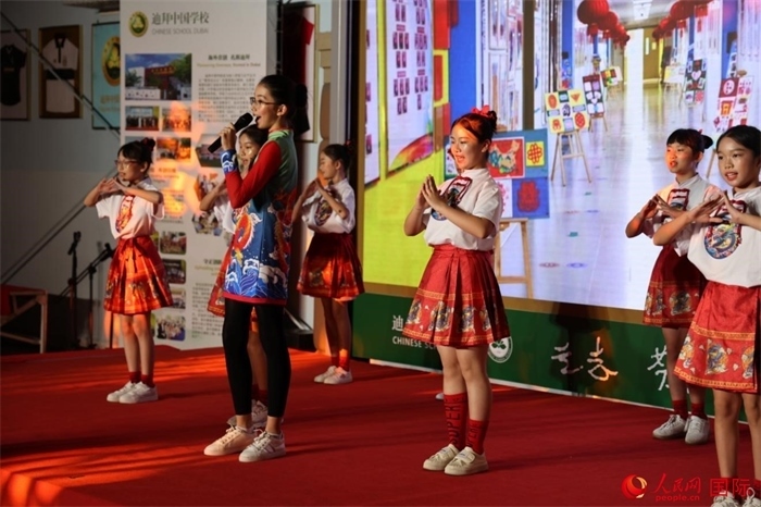 活動上，孩子們表演原創(chuàng)歌舞節(jié)目。人民網(wǎng)記者 張志文攝