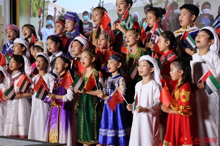 活動上，身著中阿傳統(tǒng)服飾的孩子們共唱歌曲，表達(dá)對美好未來的向往。人民網(wǎng)記者 張志文攝