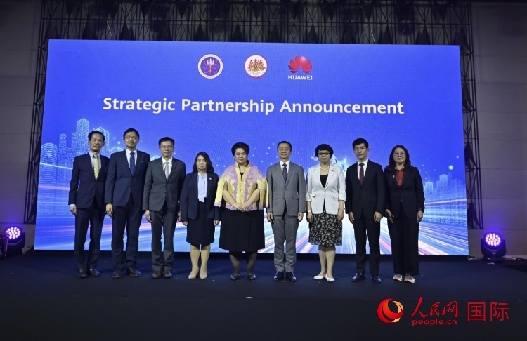 數(shù)字人才峰會現(xiàn)場。左五為泰國高等教育、科學、研究和創(chuàng)新部長素巴瑪·伊沙拉帕迪，右三中國駐泰國大使館教育參贊許蘭，右四為華為泰國技術(shù)有限公司總經(jīng)理李雄偉。人民網(wǎng)記者 簡承淵攝