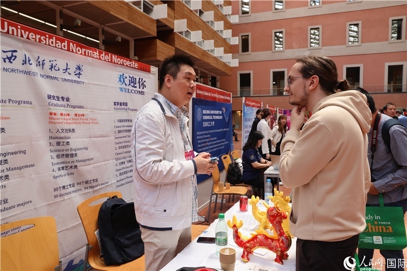 西班牙應(yīng)屆畢業(yè)生在展臺(tái)前咨詢(xún)。人民網(wǎng)記者 顏歡攝