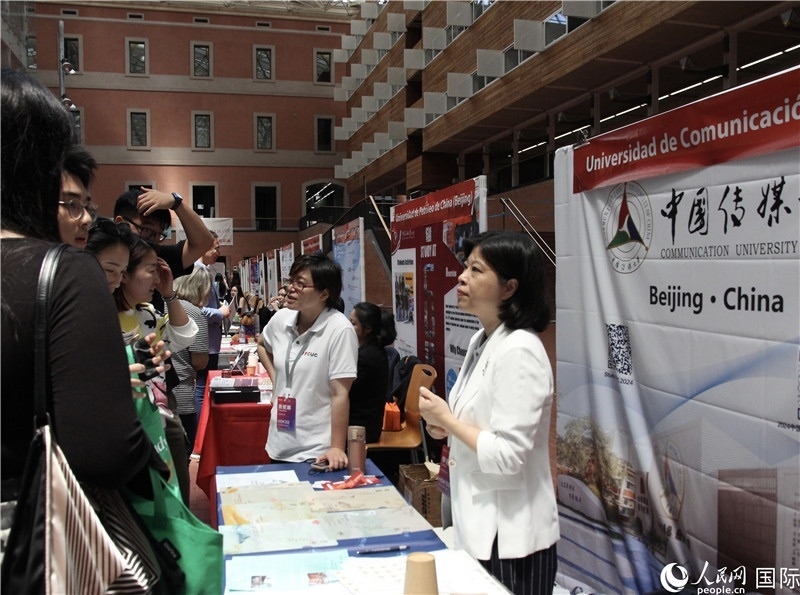 旅西華人華僑在展臺(tái)前咨詢(xún)。人民網(wǎng)記者 許海林?jǐn)z