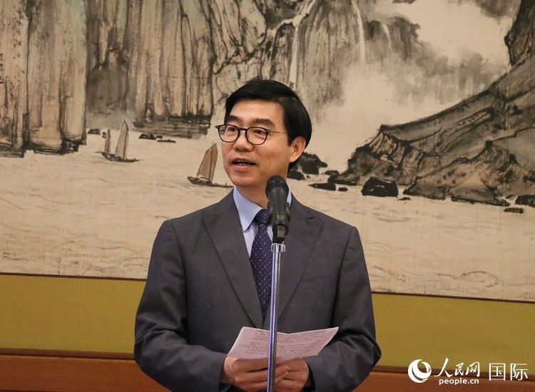 中國(guó)駐日本大使館施泳公使致辭。人民網(wǎng) 許可攝
