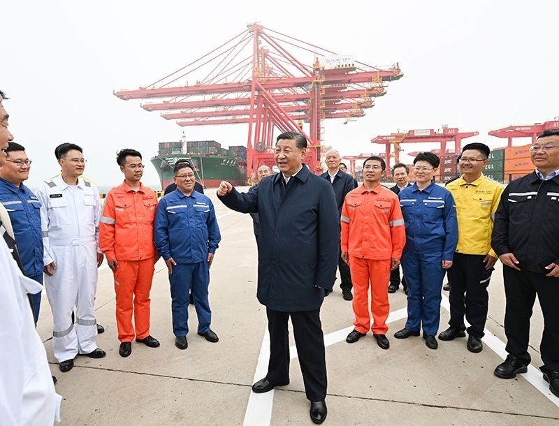 △2024年5月22日，習(xí)近平總書記在山東省日照港親切慰問港口科技工作者、運營人員、航運人員。