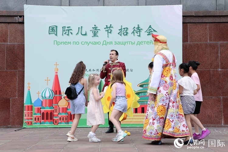 中俄兩國小朋友共同參與互動(dòng)游戲。人民網(wǎng)記者 隋鑫攝