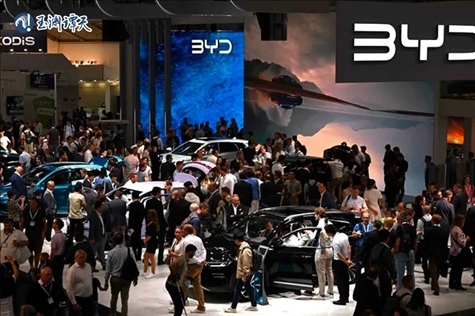 中國(guó)新能源汽車亮相德國(guó)車展，引發(fā)圍觀