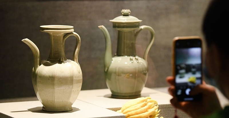 2021年9月14日，浙江省博物館，觀眾在拍攝北宋龍泉窯執(zhí)壺（左）和龍泉青瓷藝人劉杰制作的執(zhí)壺。