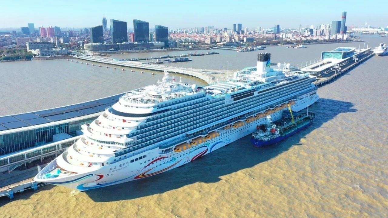 △2024年1月1日，國(guó)產(chǎn)首艘大型郵輪“愛達(dá)·魔都號(hào)”從上海吳淞口國(guó)際郵輪港開啟商業(yè)首航。