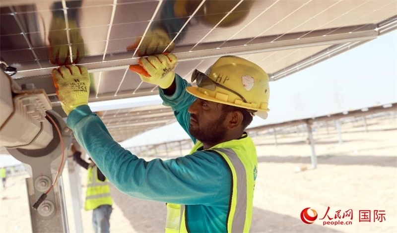 工人正在安裝光伏面板。人民網(wǎng)記者 管克江攝