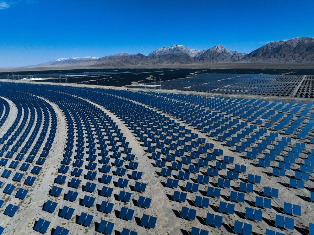 這是2024年4月23日在青海省海西蒙古族藏族自治州德令哈市光伏（光熱）產(chǎn)業(yè)園拍攝的光熱電站（無人機(jī)照片）。新華社記者 張龍 攝