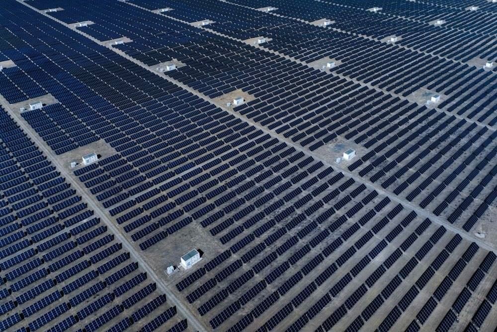 這是2024年4月15日在青海省海南藏族自治州共和縣塔拉灘綠色產(chǎn)業(yè)發(fā)展園區(qū)拍攝的光伏電站。新華社記者 張龍 攝