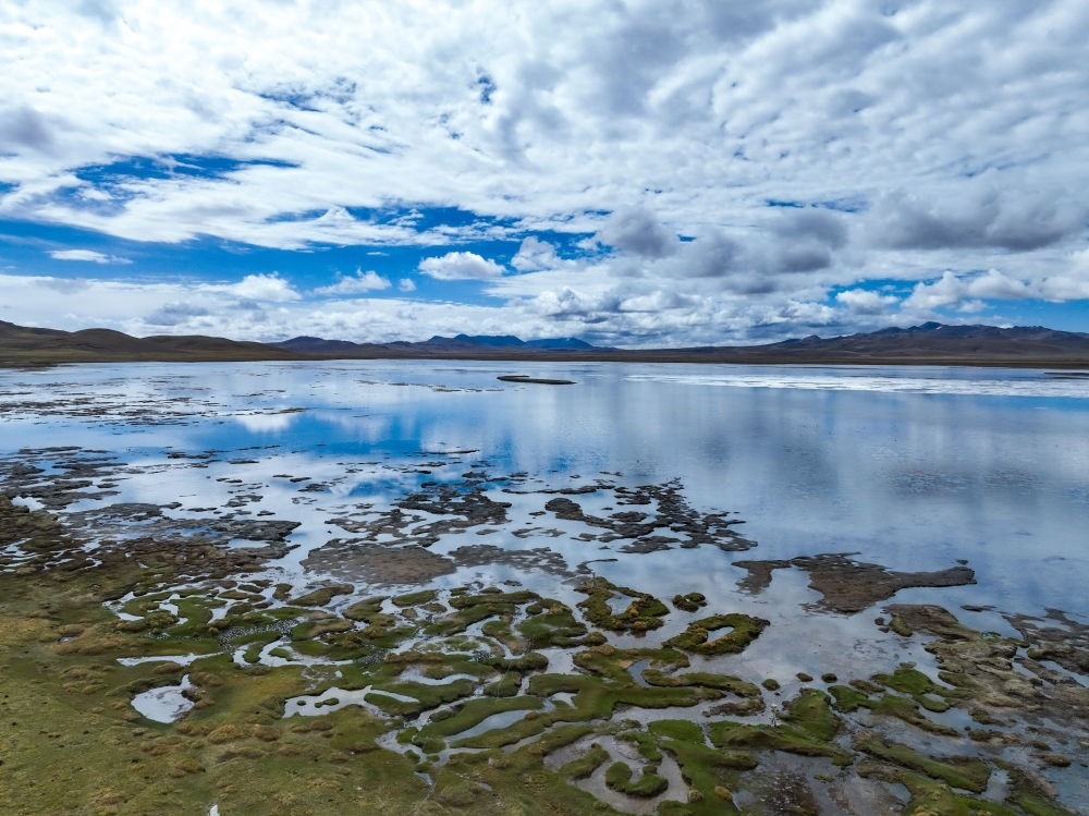 這是2024年5月26日在長(zhǎng)江源頭地區(qū)拍攝的班德湖一角（無人機(jī)照片）。新華社記者 張龍 攝