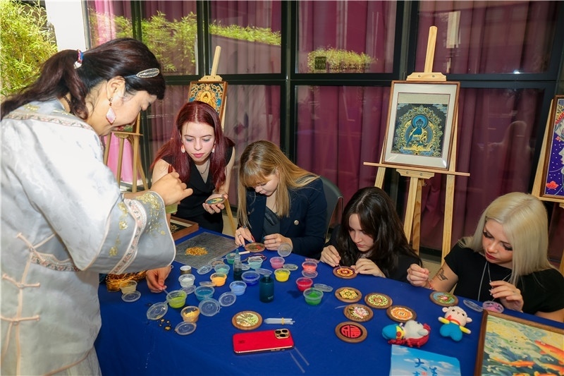 西班牙嘉賓參觀青海傳統(tǒng)手工技藝展示。主辦方供圖