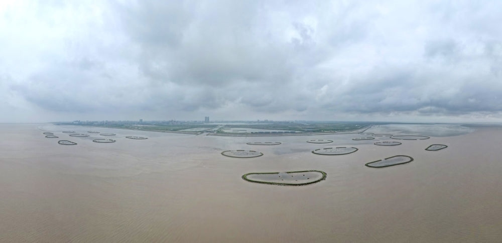 2024年5月31日，上海臨港新片區(qū)南匯嘴水域?yàn)┩可系哪迪牻福o人機(jī)照片）。新華社記者 方喆 攝