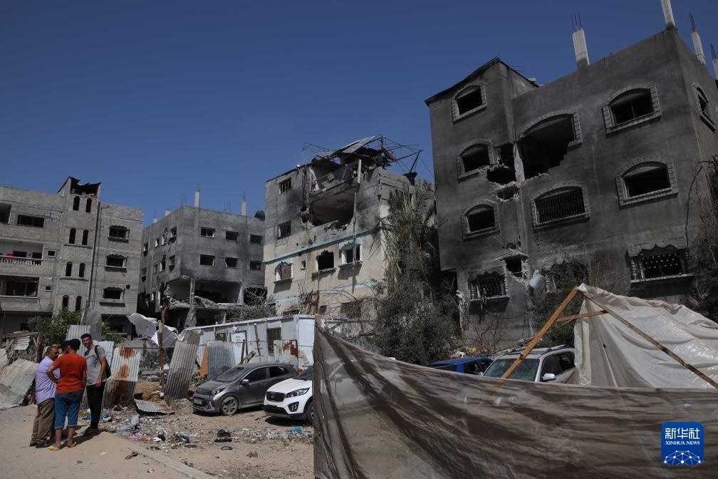 這是6月8日在加沙地帶中部努賽賴特難民營(yíng)拍攝的在以軍襲擊中受損嚴(yán)重的房屋及車輛。新華社發(fā)（馬爾萬(wàn)·達(dá)烏德攝）