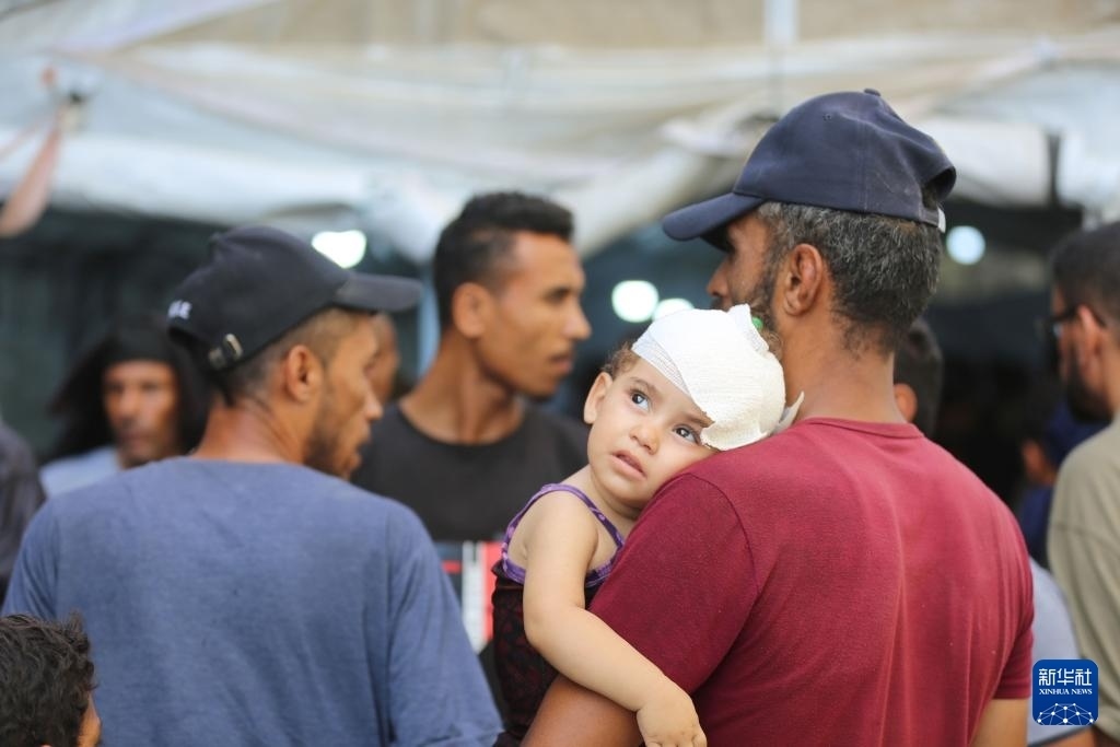 這是6月8日在加沙地帶中部努賽賴特難民營(yíng)拍攝的傷員。新華社發(fā)（馬爾萬(wàn)·達(dá)烏德攝）