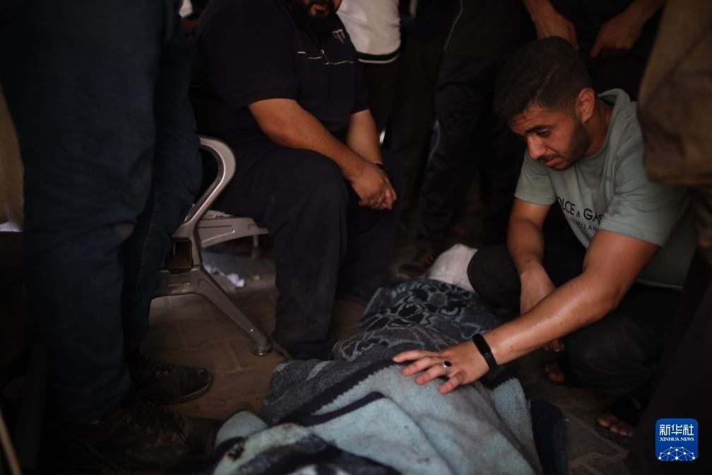 這是6月8日在加沙地帶中部努賽賴特難民營(yíng)拍攝的以軍襲擊受害者。新華社發(fā)（馬爾萬(wàn)·達(dá)烏德攝）