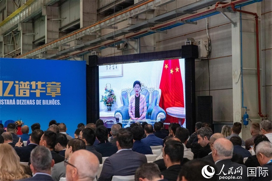 中國駐里約熱內(nèi)盧總領(lǐng)事田敏在視頻致辭中表示，中國是米納斯吉拉斯州第一大貿(mào)易伙伴和重要投資來源國。近年來，雙方在貿(mào)易投資、科技創(chuàng)新、裝備制造、人文交流等領(lǐng)域開展了富有成果的合作。 人民日報(bào)社拉美中心分社 威廉·科埃略·維亞納攝