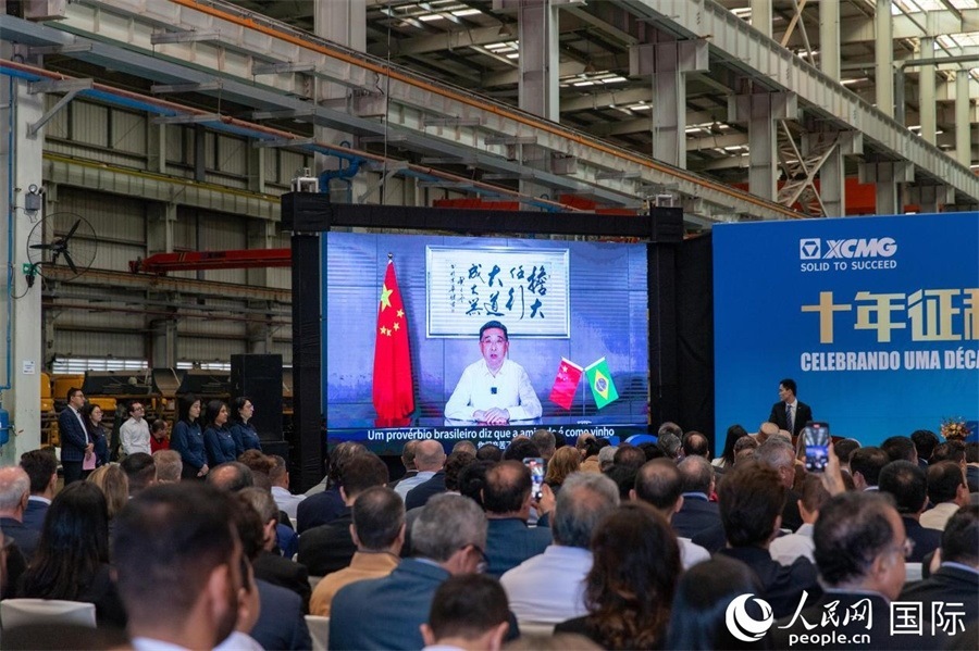 徐工集團(tuán)、徐工機(jī)械董事長楊東升在視頻致辭中表示，徐工作為中國工程機(jī)械的排頭兵，堅(jiān)定不移實(shí)施國際化主戰(zhàn)略，投資運(yùn)營的徐工巴西制造基地成為見證中巴友誼的標(biāo)桿示范。 人民日報(bào)社拉美中心分社 威廉·科埃略·維亞納攝