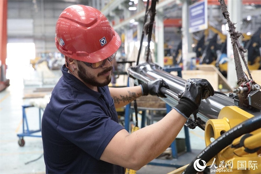 一名徐工巴西制造基地的當(dāng)?shù)貑T工正在進(jìn)行設(shè)備安裝和調(diào)試。 人民日報(bào)社拉美中心分社 威廉·科埃略·維亞納攝