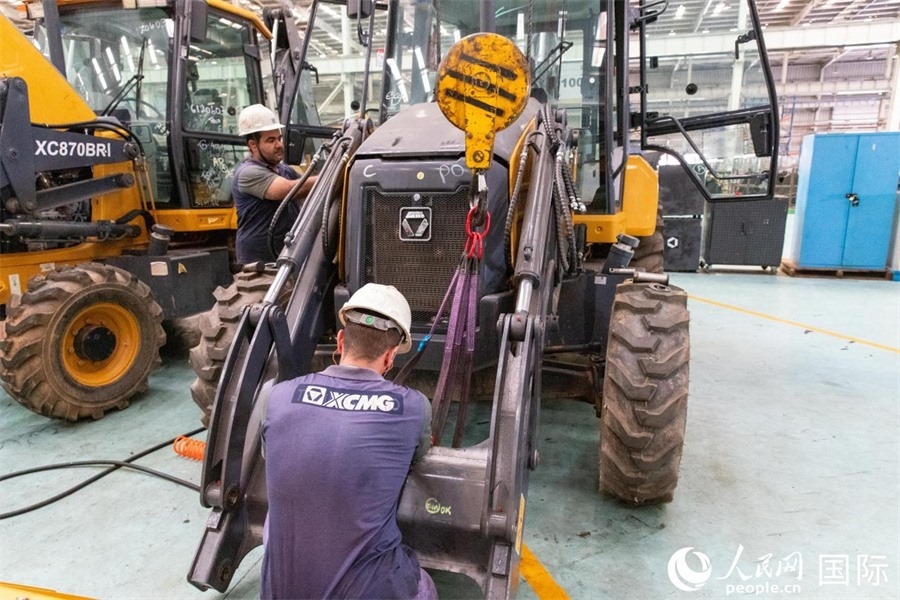 兩名徐工巴西制造基地的當(dāng)?shù)貑T工正在進(jìn)行設(shè)備安裝和調(diào)試。 人民日報(bào)社拉美中心分社 威廉·科埃略·維亞納攝