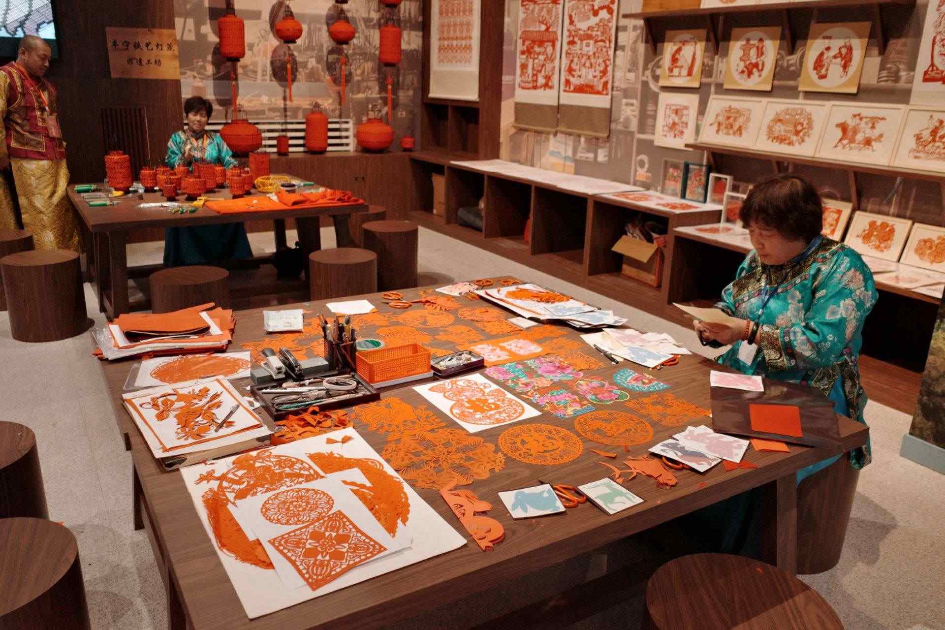 “氣象萬千——中國非遺保護實踐主題展”上，非遺傳承人現(xiàn)場展示。人民網(wǎng)記者 劉微攝