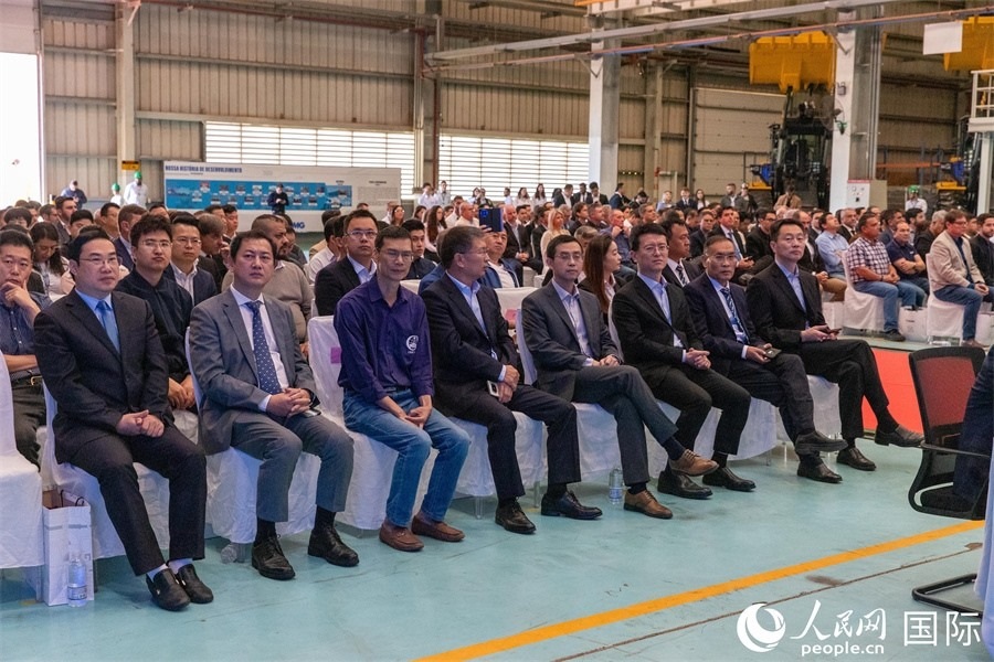 巴西米納斯吉拉斯州、波蘇阿雷格里市政府官員，徐工巴西制造的供應(yīng)商、經(jīng)銷商、客戶伙伴和員工代表，以及在巴中資機(jī)構(gòu)代表等200多人，出席了徐工巴西制造投產(chǎn)運(yùn)營10周年暨第23456臺產(chǎn)品下線儀式。 人民網(wǎng) 威廉·科埃略·維亞納攝