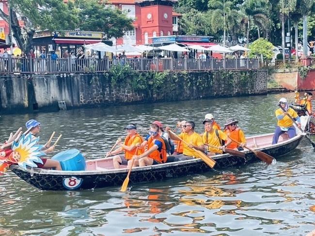 多元種族共同奮輯前進，體驗在馬六甲河劃龍舟，引來大批游客駐足圍觀。組委會供圖