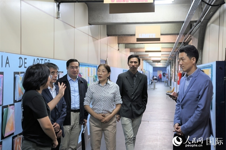 中國駐里約總領(lǐng)館商務(wù)參贊敬艷輝（右一）等嘉賓在里約孔院中方院長孫艷萍（左一）帶領(lǐng)下，參觀薩繆爾·韋納公立學(xué)校的中文教室，了解該校中文教學(xué)軟硬件設(shè)施。人民網(wǎng)記者 時元皓攝