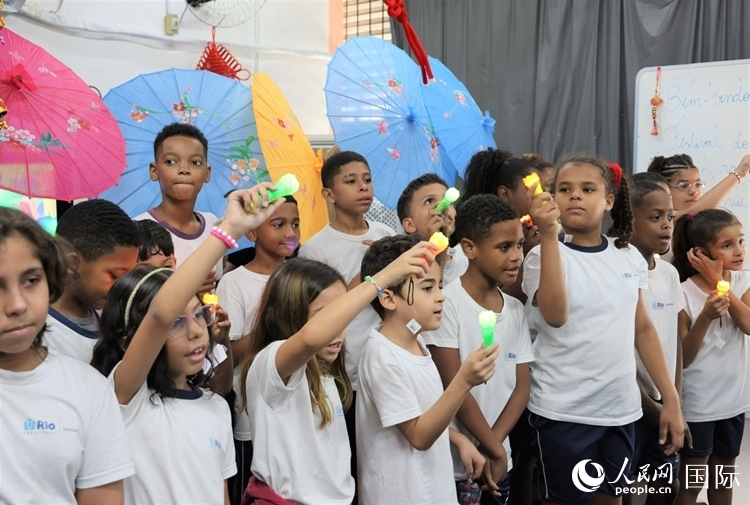 端午節(jié)活動在里約薩繆爾·韋納公立學(xué)校舉辦，該校師生合唱中文歌曲。 人民網(wǎng)記者 時元皓攝