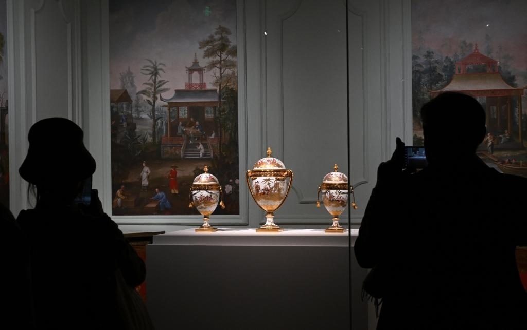 4月1日，觀眾在北京故宮參觀“紫禁城與凡爾賽宮——17、18世紀的中法交往”展覽。新華社記者金良快攝