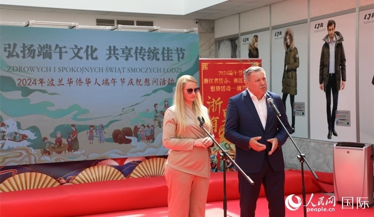 皮耶霍欽斯基（右）在活動上致辭。人民網(wǎng)記者 李增偉攝