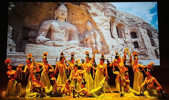 展演現(xiàn)場，同學(xué)們在表演節(jié)目《云岡飛天印象》。校方供圖