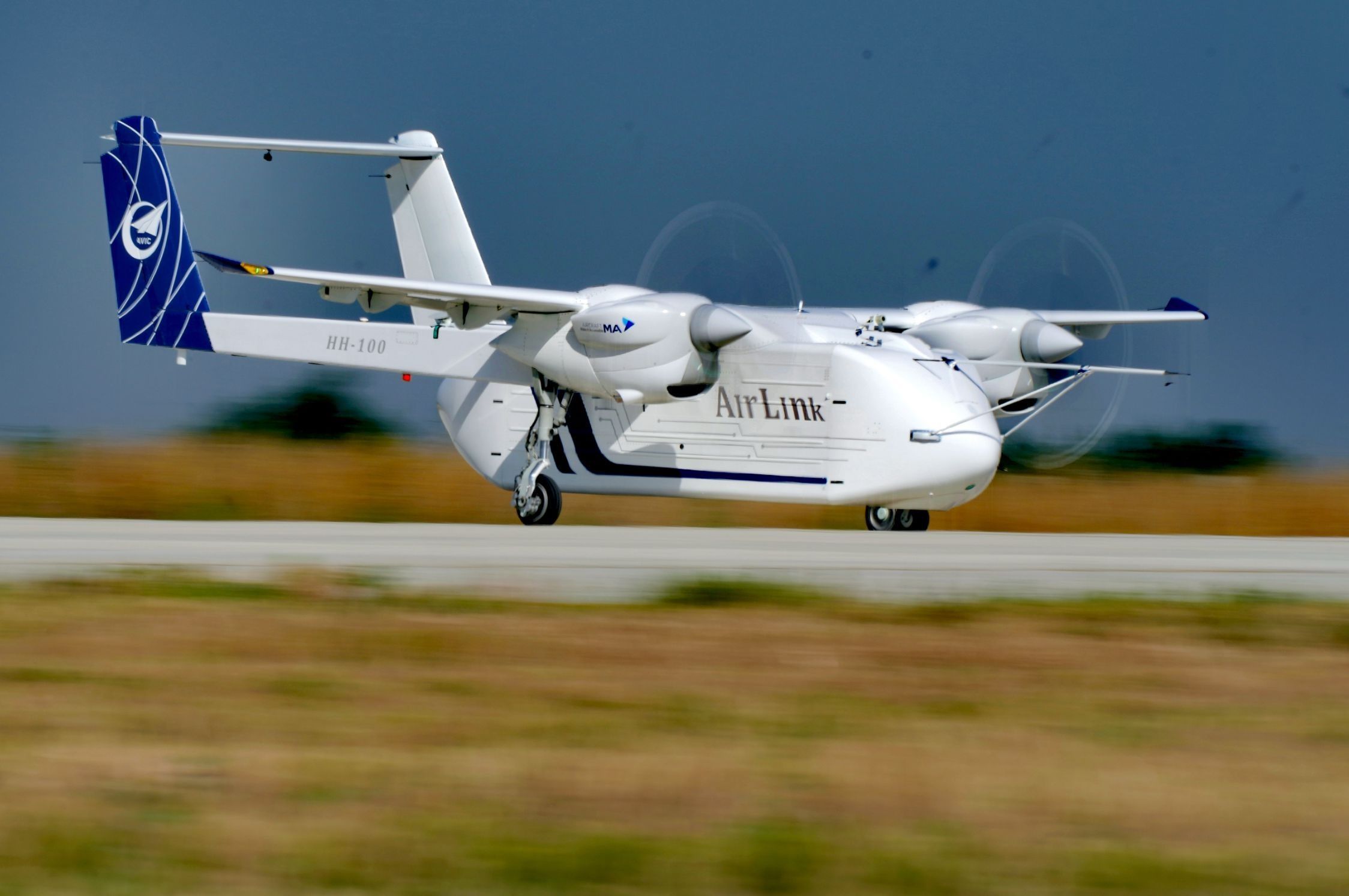 △2024年6月12日，HH-100航空商用無人運(yùn)輸系統(tǒng)驗(yàn)證機(jī)在西安藍(lán)田通用機(jī)場(chǎng)首飛成功。
