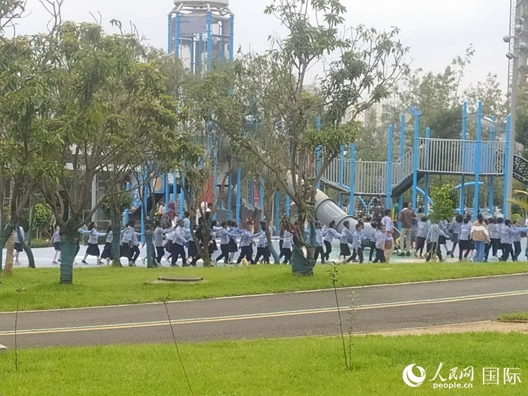 當(dāng)?shù)貎和诠珗@做游戲。人民網(wǎng)記者 黃培昭攝