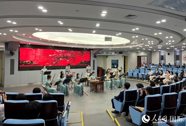 北京第二外國(guó)語(yǔ)學(xué)院學(xué)生帶來(lái)民樂(lè)表演。人民網(wǎng)記者 陳思攝