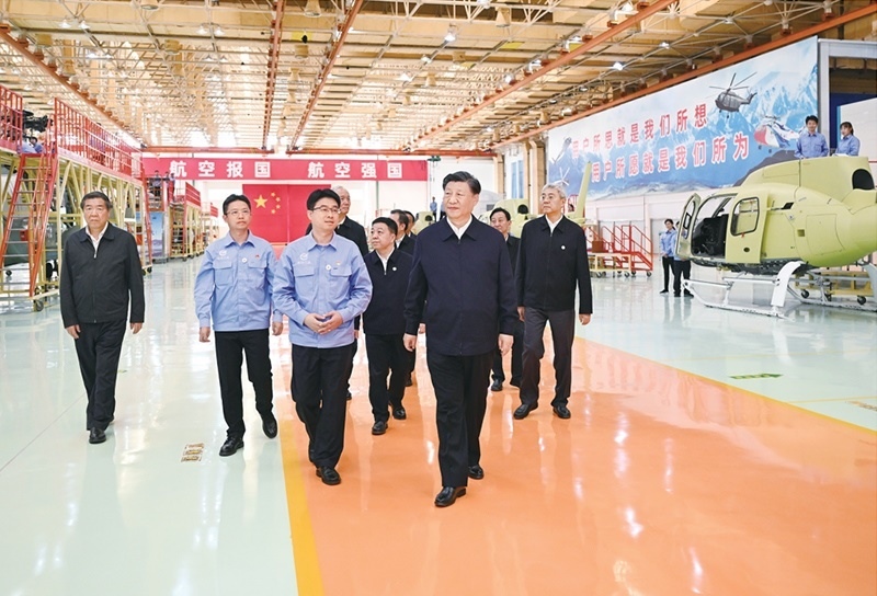 2023年10月10日至13日，中共中央總書(shū)記、國(guó)家主席、中央軍委主席習(xí)近平在江西考察。這是11日上午，習(xí)近平在景德鎮(zhèn)市昌河飛機(jī)工業(yè)（集團(tuán)）有限公司考察。 新華社記者 燕雁/攝